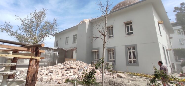 Hatay'da depremde hasar gören minare kontrollü yıkıldı