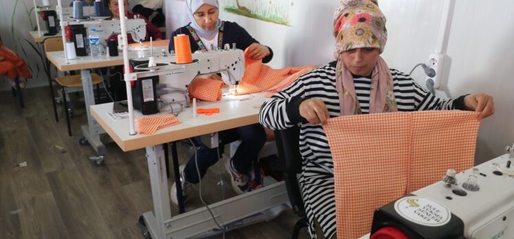 Hatay'da depremzede kadınların diktiği bayramlıklar kadın ve çocukları sevindirdi