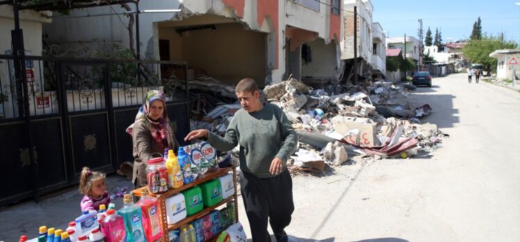 Hatay'da marketleriyle evleri yıkılan anne ve oğlu tezgahta satış yapıyor