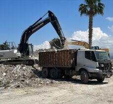 Hatay'ın Arsuz ilçesinde yıkım ve enkaz kaldırma çalışmaları sürüyor