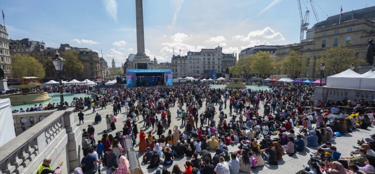 İngiltere'deki Trafalgar Meydanı'nda geçmiş Ramazan Bayramı dolayısıyla kutlama programı düzenlendi