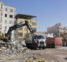 İskenderun'da ağır hasarlı binaların yıkımı ve enkaz kaldırma çalışmaları sürüyor