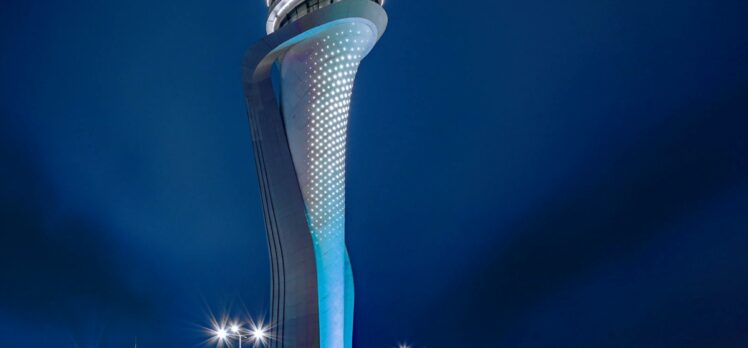 İstanbul Havalimanı Trafik Kontrol Kulesi mavi renkle ışıklandırıldı