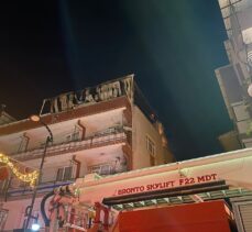 İzmir'de apartmanın çatı katında çıkan yangın söndürüldü