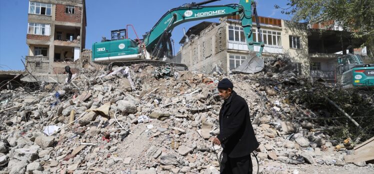 Kahramanmaraş'ta bina yıkım ve enkaz kaldırma çalışmaları 19 mahallede sürüyor