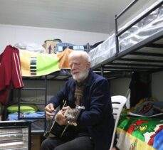 Konteyner kentin “Gitarist dedesi” depremzedelere müziğiyle moral oluyor