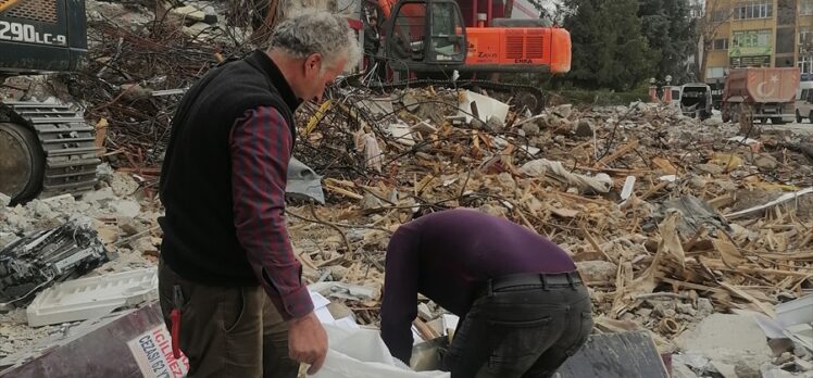 Malatya'da depremde bir kısmı çöken öğretmenevi yıkılıyor