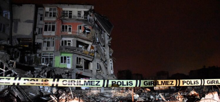Malatya'da depremlerde ağır hasar gören 5 katlı bina çöktü