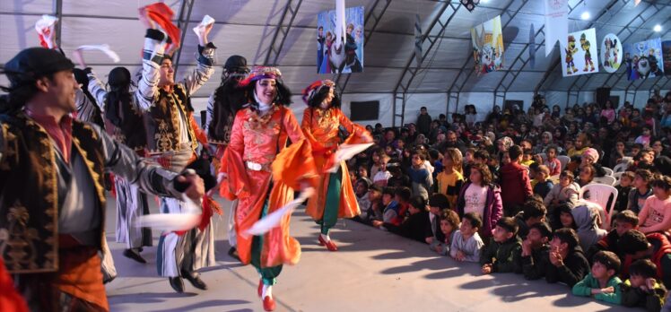 Malatya'da depremzede çocuklara “Tutar mısın Elimi” adlı oyun sergilendi