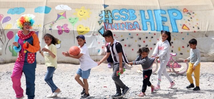 Malatya'da konteynerlerde kalan depremzede çocukların yüzünü, gönüllü gençler güldürüyor