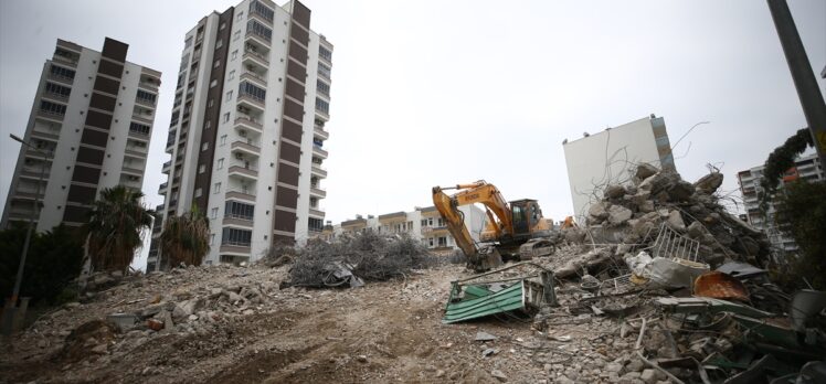 Mersin'de depremde hasar gören 8 katlı bina kontrollü yıkıldı