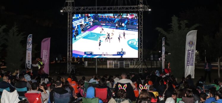 Mersin'de taraftarlar, FIBA Kadınlar Avrupa Ligi Finali'ni dev ekrandan izledi