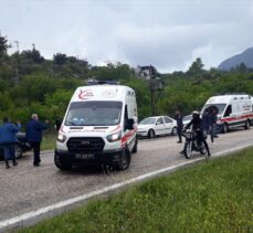 Mersin'de yolcu otobüsüyle çarpışan hafif ticari araçtaki 4 kişi yaralandı