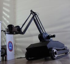 Meslek liseli öğrenciler, öğretmenleriyle bomba imha robotu geliştirdi