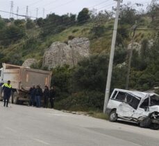 Muğla'da kamyonla çarpışan kamyonetin sürücüsü hayatını kaybetti