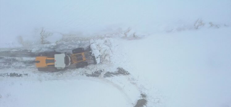 Muş'ta kar nedeniyle araçlarıyla köy yolunda mahsur kalanlar kurtarıldı