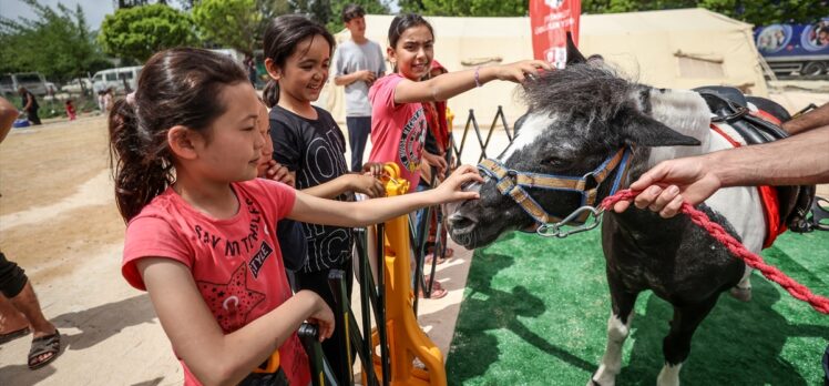 Pony atlar çadır kentin çocuklarına moral oluyor