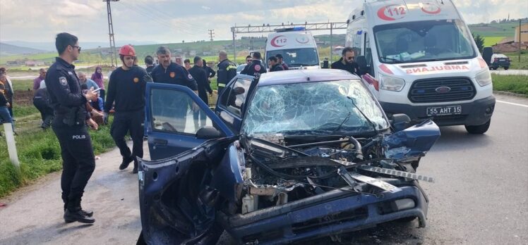Samsun'da otomobil ile hafif ticari aracın çarpıştığı kazada 6 kişi yaralandı