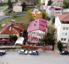 Samsun'dan gelen deprem yardımını unutmayan Elbistanlı aile, evine Samsunspor pankartı astı