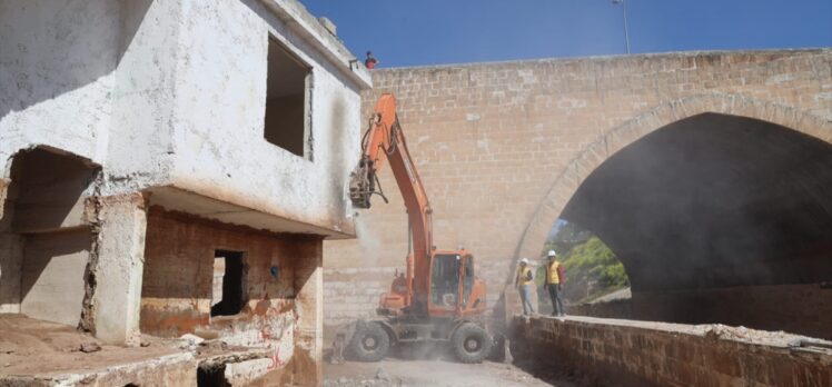 Şanlıurfa'da yıkım kararı alınan binalarda çalışmalar başladı