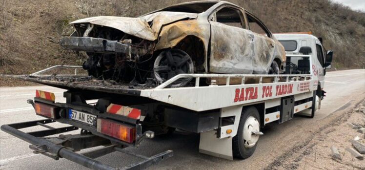 Sinop'ta seyir halindeyken yangın çıkan otomobilin sürücüsü yaralandı