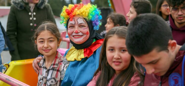 Taraftar grubu UltrAslan, Kahramanmaraş'ta lunaparkı faaliyete geçirip çocukları güldürdü