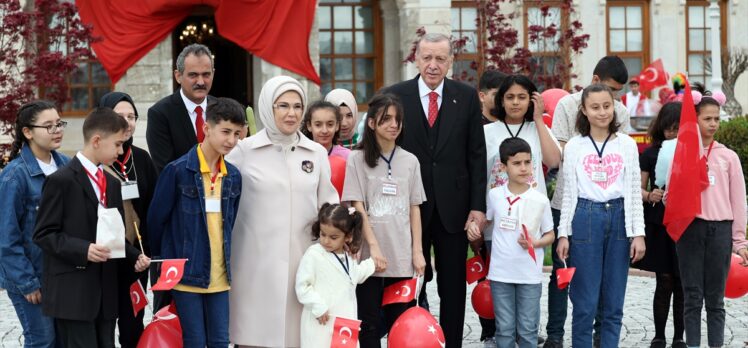 TCG Anadolu, Cumhurbaşkanı Erdoğan'ı selamladı