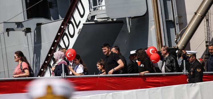 Sarayburnu Limanı'nda demirleyen TCG Anadolu gemisinde bayram heyecanı