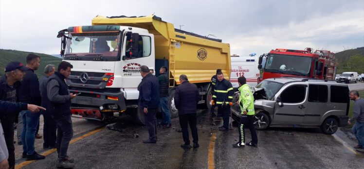 Tokat'ta kamyon ile hafif ticari aracın çarpıştığı kazada 7 kişi yaralandı