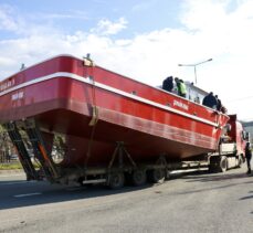 Trabzon'da tır dorsesinde taşınan teknedeki kişi üst geçidin çarpması sonucu öldü