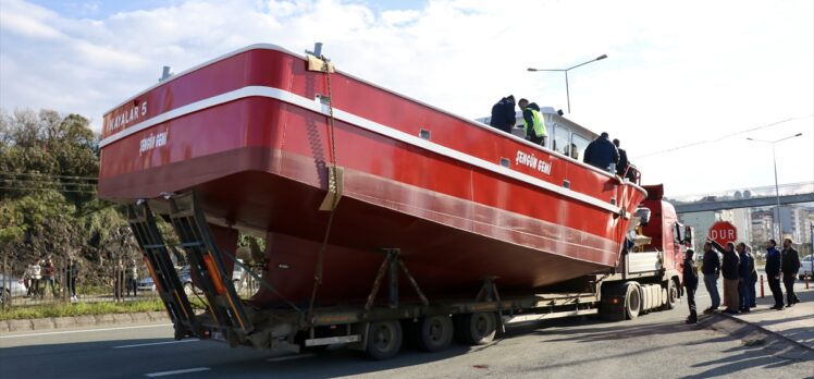 Trabzon'da tır dorsesinde taşınan teknedeki kişi üst geçidin çarpması sonucu öldü