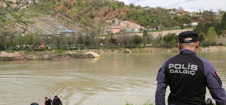 Tunceli Valisi Özkan, Munzur Çayı'nda kaybolan 3 kişiyi arama çalışmalarını takip etti