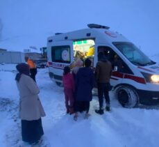 Van'da yolu kardan kapanan mahalledeki doğum hastası için ekipler seferber oldu