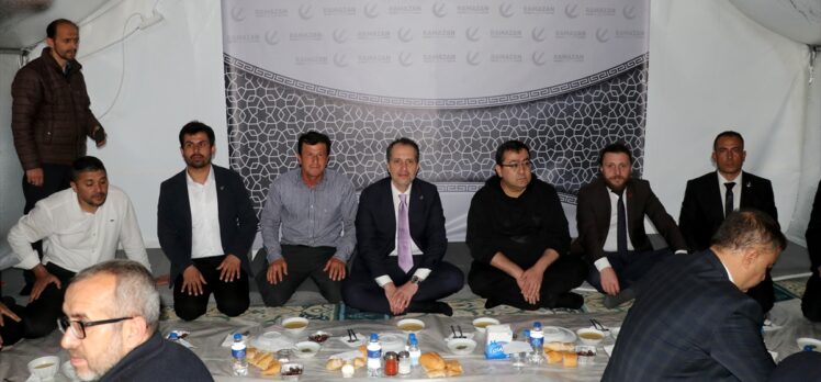 Yeniden Refah Partisi Genel Başkanı Erbakan, Kahramanmaraş'ta çadır kentte iftar yaptı