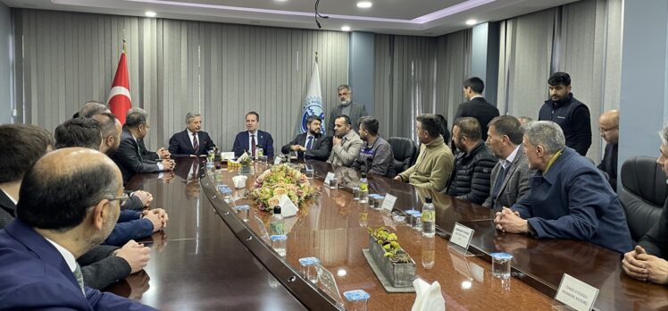 Yeniden Refah Partisi Genel Başkanı Erbakan, İstanbul'da ziyaretlerde konuştu: