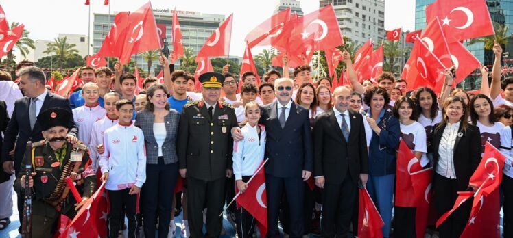 İzmir ve çevre illerde 19 Mayıs Atatürk'ü Anma, Gençlik ve Spor Bayramı kutlanıyor