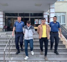 Adana'da 3 bin 246 uyuşturucu hap bulunan otomobildeki 2 kişi tutuklandı