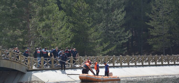 GÜNCELLEME – Afyonkarahisar'da boğulma tehlikesi geçiren öğrenciyi kurtarmaya çalışan 4 kişi gölette kayboldu