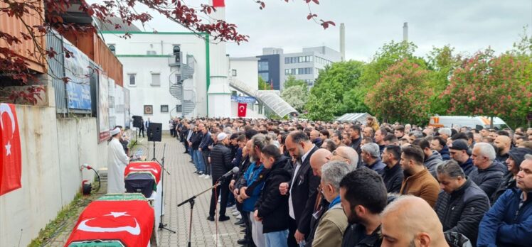 Almanya'daki silahlı saldırıda yaşamını yitiren iki Türk işçinin cenazeleri Türkiye'ye gönderildi
