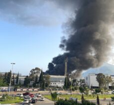 GÜNCELLEME – Antalya Serbest Bölge'deki yat firmasında çıkan yangına müdahale ediliyor