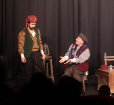 Antalya'da “Naftalin Kokulu Öyküler” tiyatro oyunu sahnelendi