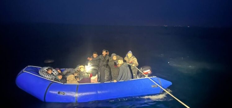 Ayvalık açıklarında 64 düzensiz göçmen yakalandı
