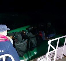 Ayvalık açıklarında lastik botlardaki 72 düzensiz göçmen kurtarıldı