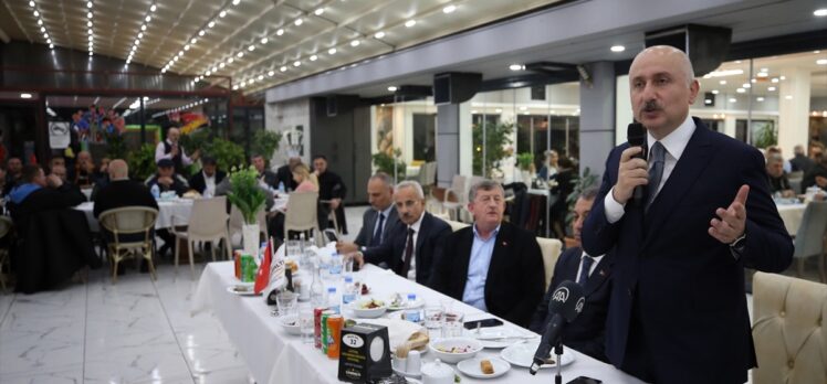 Bakan Karaismailoğlu, Trabzon'da sendika temsilcileriyle bir araya geldiği toplantıda konuştu:
