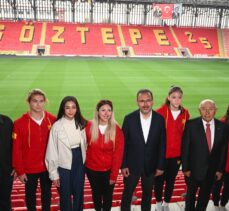 Bakan Kasapoğlu, Göztepe Kulübünü ziyaret etti: