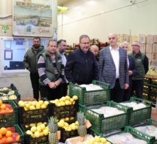 Bakan Kasapoğlu, İzmir Sebze Meyve Hali'ni ziyaret etti