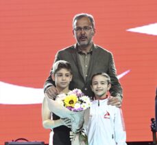 Bakan Kasapoğlu, İzmir'de cimnastikçilerle bir araya geldi: