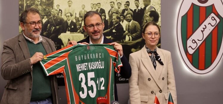 Bakan Kasapoğlu, Karşıyaka Spor Kulübünü ziyaret etti