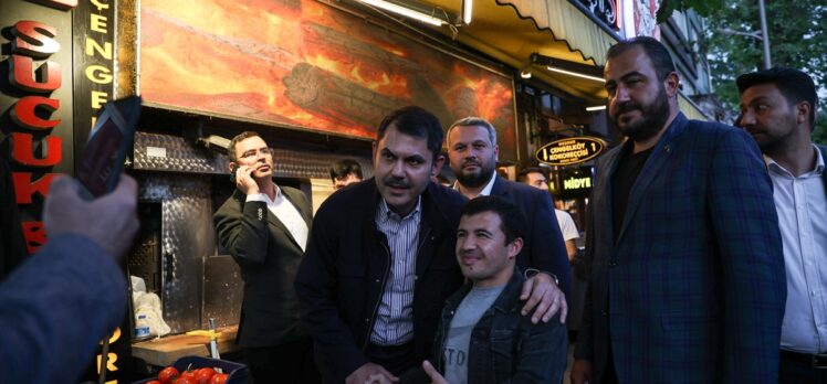 Bakan Kurum, Üsküdar Çengelköy esnafını ziyaret etti