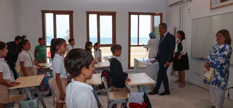 Bakan Özer, İzmir'de açılışı yapılan köy yaşam merkezinde incelemelerde bulundu